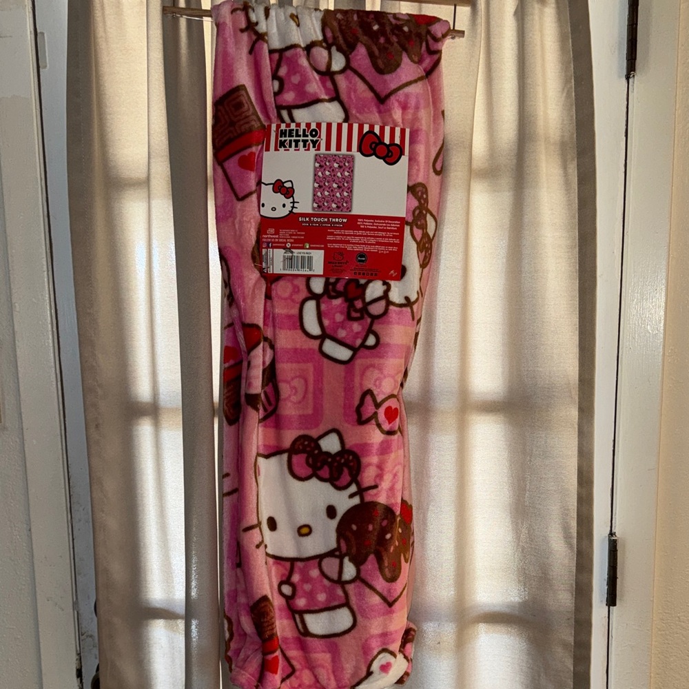 HELLO KITTY THROW LOVE YOU MUCH